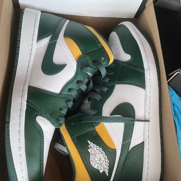 Authentic Air Jordan 1’s.. like NEW.. barely worn - Picture 2 of 3